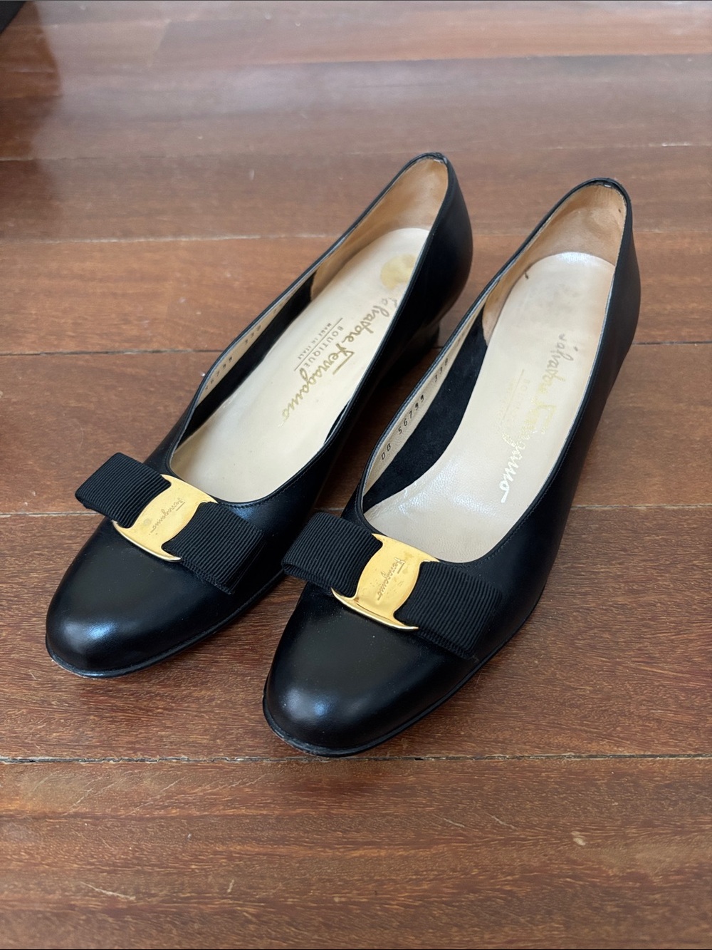 Salvatore Ferragamo Black Vara Bow Flats 7.5 4A